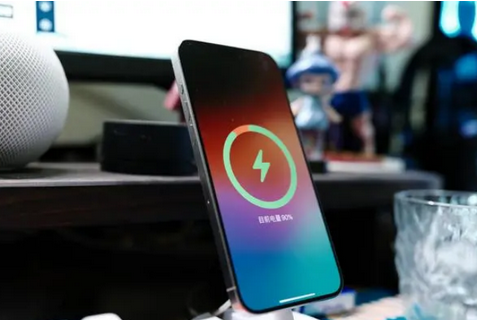 巴马苹果15换屏服务分享用什么充电器给iPhone15充电更好 
